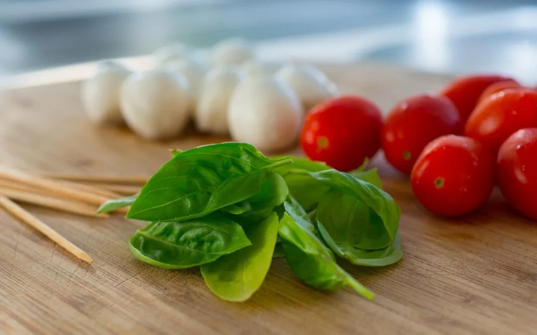 Ingredientes de la dieta mediterranea sobre mesa de madera