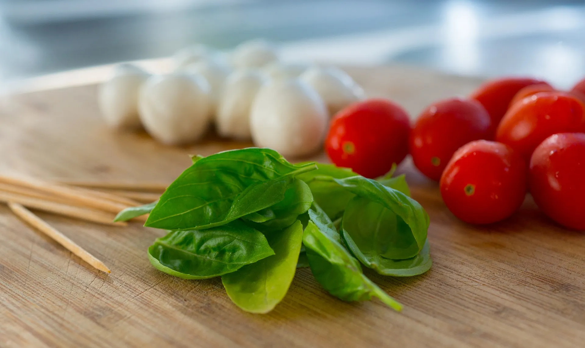 Ingredientes de la dieta mediterranea sobre mesa de madera