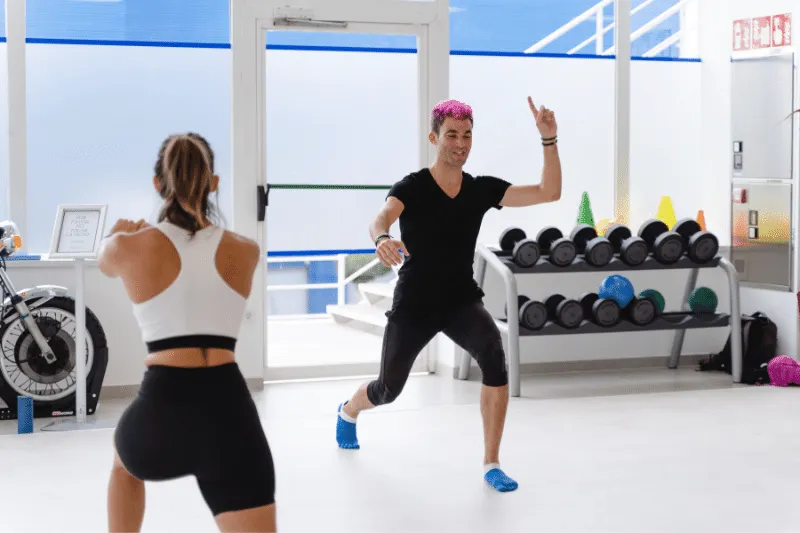 Hombre y mujer practicando cardio en recinto cerrado