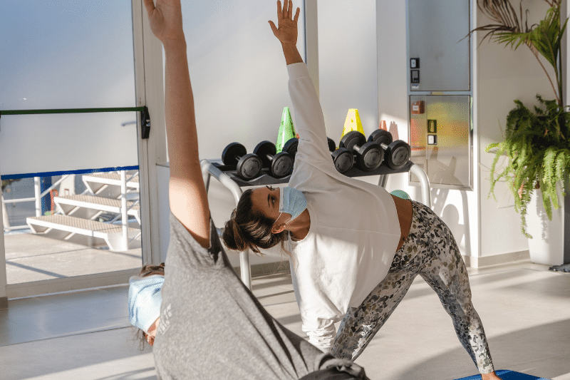 Mujeres practicando Yoga