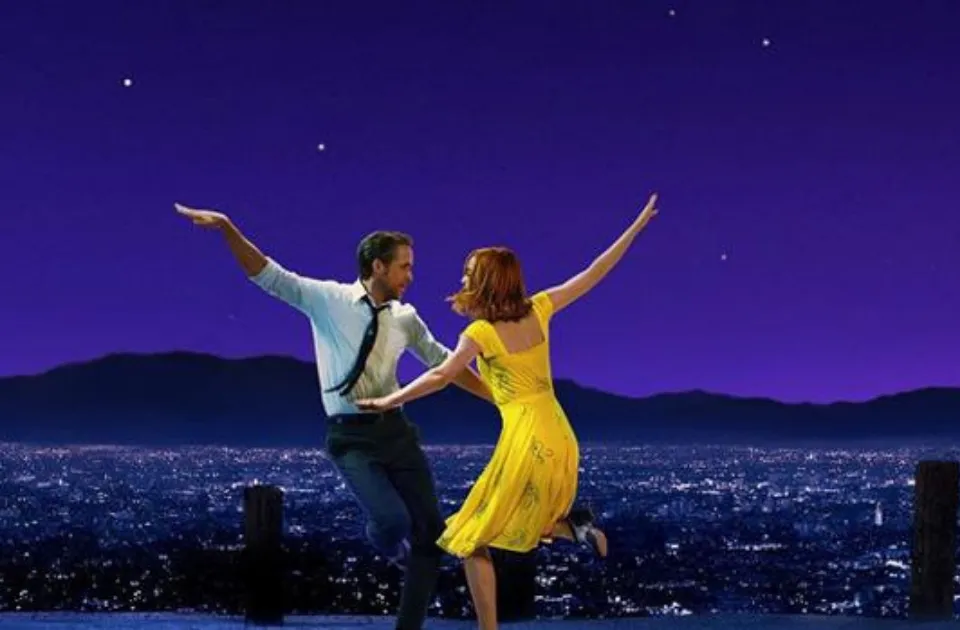 Cartel de cine de La La Land - Emma Stone y Ryan Gosling bailando bajo las estrellas en la cima de la ciudad