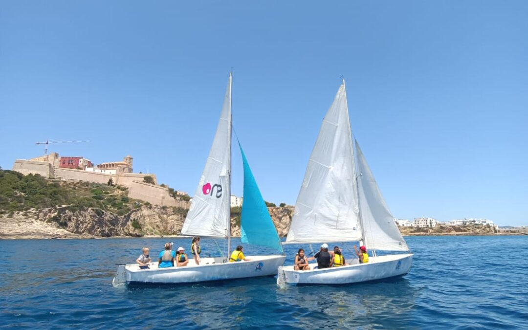 Los niños se lo pasan ‘pirata’ en la jornada náutica de vela ‘Cuidándote’