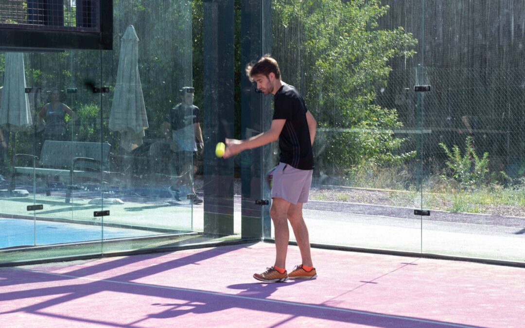 ¿Cómo es el saque en pádel?
