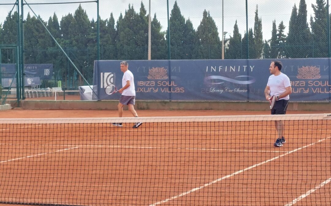 ¿Por qué el pádel se juega en pareja?