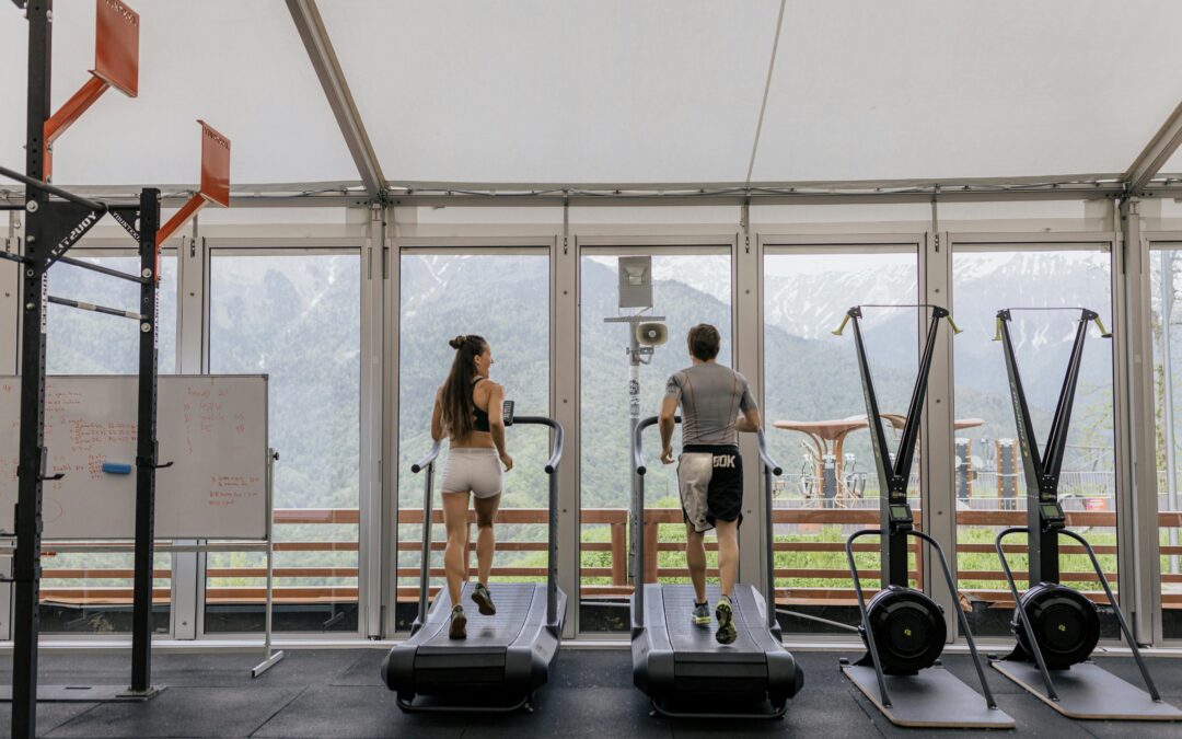¿Entrenar en grupo o solo?: Elige cómo pelear tu batalla en el gimnasio